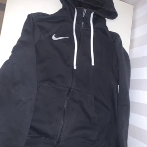 Nike  - Har it använt den vill it ja den längre för liten 