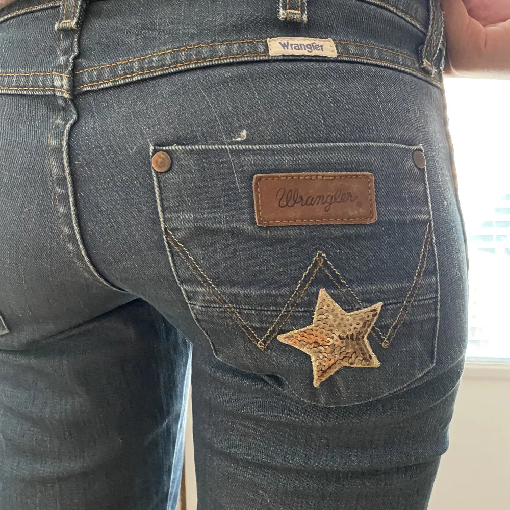 Jättesnygga mörkblå jeans från Wrangler med stjärnor på båda fickorna (skriv för fler bilder)💓💓. Jeans & Byxor.