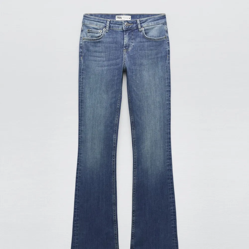 Intresse koll !! Låg midjade jeans från zara. Helt slut på hemsidan. Pris kan diskuteras!! Säljer pågrund av att dom inte passar.. Jeans & Byxor.