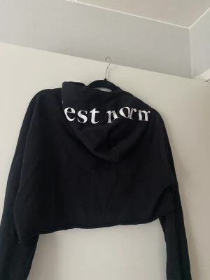 Cropped cest normal Hoodie  - Strl S-M. Googla för fler bilder 