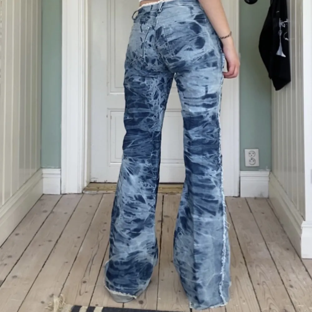 Asballa lågmidjade bootcut jeans köpta secondhand! Saknar knapp (bild 3), jag brukar lösa det med en säkerhetsnål men det är inget stort fix att sy dit en ny knapp heller 💥Midjemått: 77 cm, innerbenslängd: 86 cm. Jeans & Byxor.