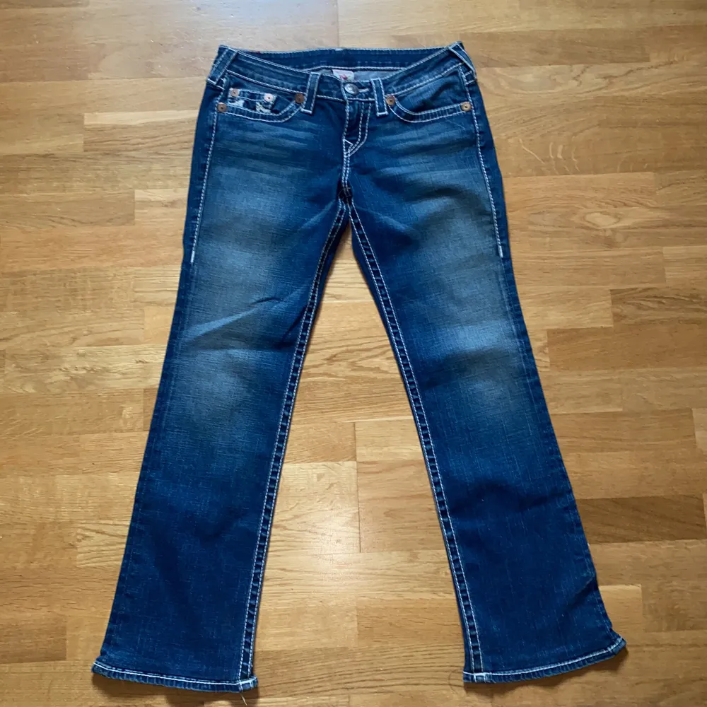 Ett par superfina och aldrig använda True Religion Jeans då dem är för långa för mig tyvärr. Är i nyskick. Jeansen är lågmidjade och mörkblå med vita detaljer. Storlek 29.. Jeans & Byxor.
