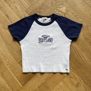 Topp från Pull&bear  - Jag säljer denna fina toppen från Pull&bear då den aldrig riktigt kom till användning💕