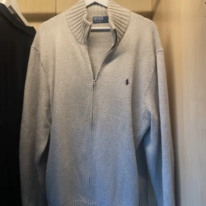 Raulp lauren cardigan - Säljer nu på grund att den är för liten, storleken är xl men sitter mer som L, inga synliga skador eller smuts på den