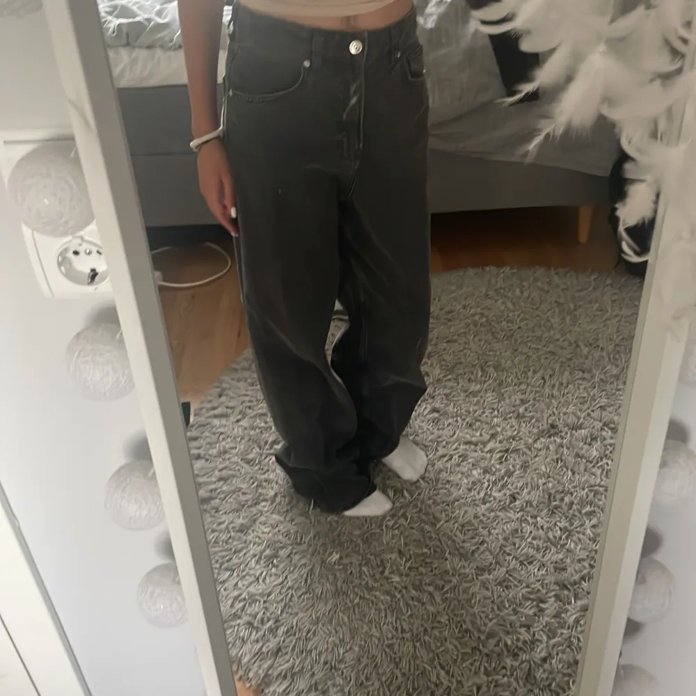 Säljer dessa svarta Baggy jeans eftersom att d inte används längre. D är lite långa på mig och jag är 160. Jeans & Byxor.