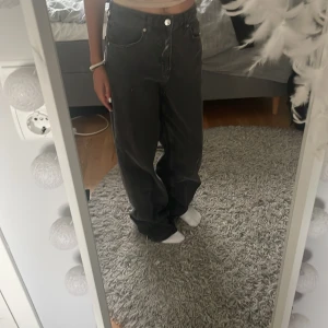 Jeans  - Säljer dessa svarta Baggy jeans eftersom att d inte används längre. D är lite långa på mig och jag är 160