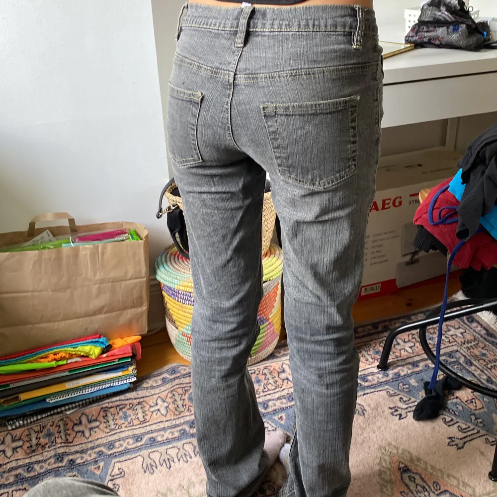 Gråa jeans i ganska nytt skick väldigt fina och passar till mycket . Jeans & Byxor.