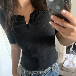 Svart t-shirt - Köpt på second hand, ej använd. Sitter tajt på mig som har storlek s