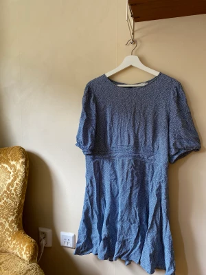 Klänning  - Fin klänning från & other stories. Storlek 44. Finns i Örnsberg