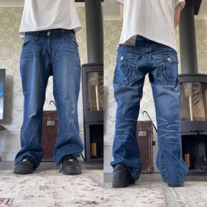 True religion  - Baggy true religion jeans i fint skick utan fläckar. Midjemåttet är 43cm tvärs över. Innerbenslängden är 66cm och fotvidden är 24