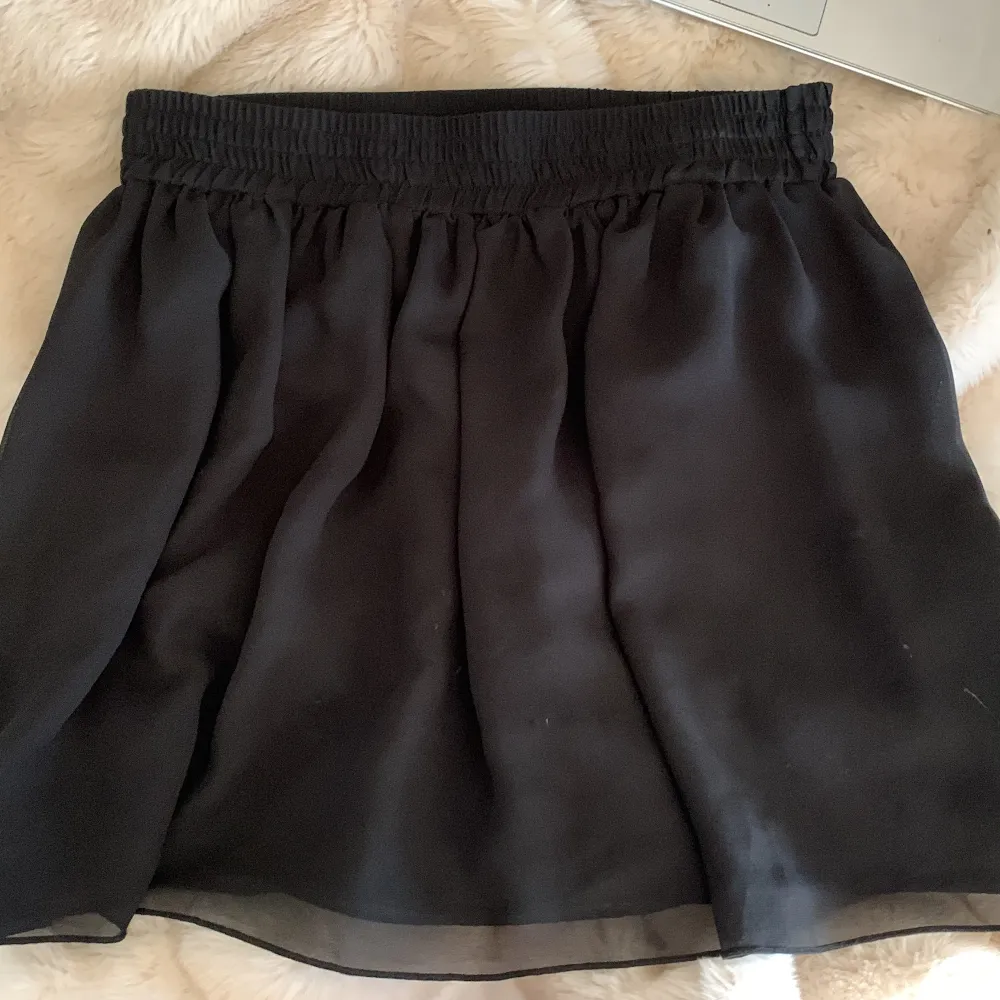 Svart kjol som jag köpte på sellpy för typ ett år sen💗 Säljer den för att den inte passar , köparen står för frakten. Kjolar.