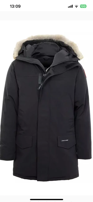 Canada goose jacka  - Säljer min vinterjacka, är tröt på den, köpte för 12k men säljer för 8k kontakta mig för intresse eller frågor 