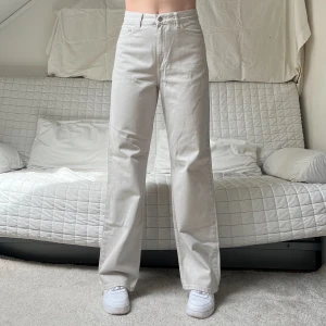 Dr.Denim Jeans - Midja: 74cm✨Innerben: 80cm✨Storleken är W29L32💕I princip oanvända👍Jag på bilderna är 172cm lång och brukar ha storlek 38🥰
