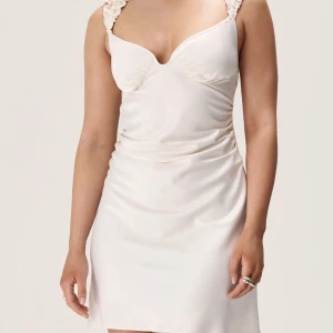 Adoore klänning  - Säljer denna knappt använda klänning. Super bra skick och kom med prisförslag vid intresse. Inköpt för 1200