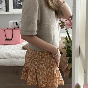 Kjol 🤍 - Supersöt kjol med mönster från Pull&Bear! Aldrig använt och lappar finns kvar 🫶🫶