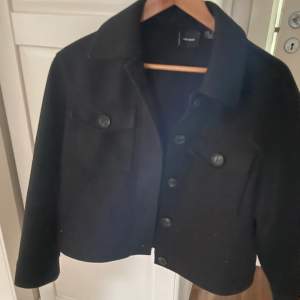 Säljer denna svarta sköna jacka från Vero Moda i storlek M och knappt använd 