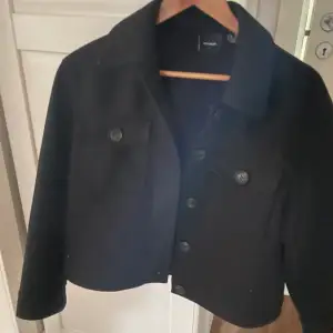 Säljer denna svarta sköna jacka från Vero Moda i storlek M och knappt använd 