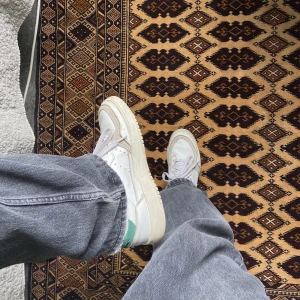 Adidas skor  - Adidas skor storlek 40. Väl använda men mycket liv kvar och tvättade så dem är rena. Växt ur dem. Fråga om fler bilder. Defekter syns på bilderna 