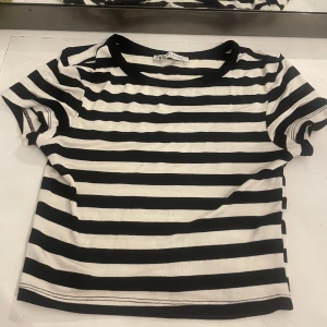 Randig tröja  - Säljer en oanvänd t-shirt ifrån zara. Jättesöt och passar till mycket. Jag ångrar köpet nu i efterhand och kan inte lämna tillbaka den då jag tog bort prislappen. 💛