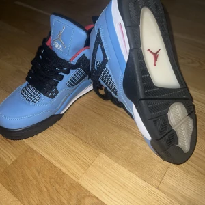 Jordan 4 Travis Scott Cactus Jack - Enbart använda som dekoration, minimalt slitage