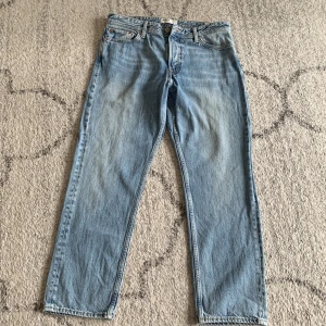 Jack&jones jeans Loose/chris - Hej! Jag säljer mina jack&jones jeans då jag inte använder dem längre, bra skick men såklart använda, inga fläckar. Modellen heter loose/chris. Pris kan diskuteras vid snabb affär
