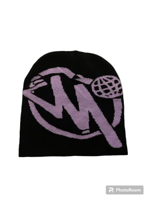 Minus two mössa - Tjo, säljer nu denna minus two mössan då jag har en annan likadan. (Inte äkta) Den är i nyskick och den har inga skavanker. Skriv gärna om du undrar något💙