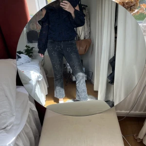 Jeans Nikkie x Kate Moss - Sjukt najs jeans i kick-flare modell med stjärnor på. De är från Kate Moss kollektion med Nikkie. 