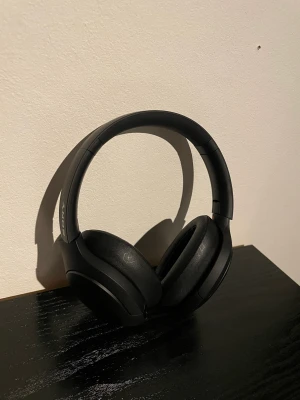 Trådlösa hörlurar - Säljer mina Sony WH-H910N, haft dom i mer än 1 år och har ej använt som mycket alls. I perfekt skick och funkar utan problem.  Finns en app på mobil som du kan ändra ljudet till dom och höja basen och etc. Hör av vid frågor och funderingar!