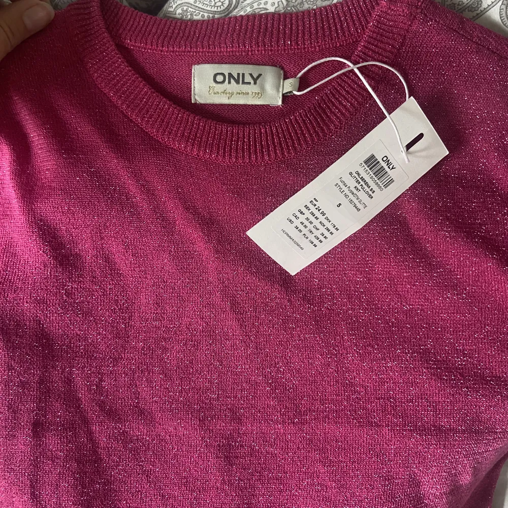 Rosa glittrig oanvänd t-shirt från only, den är inye i vanlig T-shirt material utan den är typ ”stickad”. T-shirts.