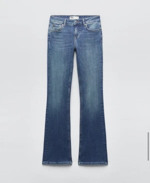 ZARA jeans low waist - Jag säljer mina sjukt snygga lågmidjade zara jeans som nästan är helt oanvända pga att jag råkade köpa fel storlek. Jeansen är blåa, low waist och bootcut i storlek 36.🩵🩵🩵