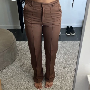 Kostymbyxor - Bruna kostymbyxor som inte används så mycket så är i väldigt fint skick, de är högmidjade och långa i benen 