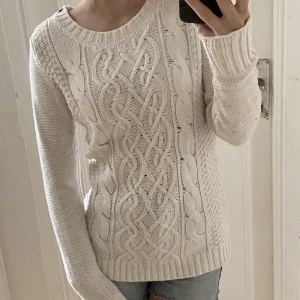 Stickad tröja - Fin vit stickad tröja som är köpt secondhand. Kommer inte till användning. Är ganska nopprig men inte något som man lägger märket till särskilt mycket 💗💗har även gulliga knappar på ena axeln 🌸 