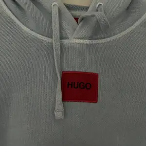 Knappt använd hoodie från Hugo Boss.  Nypris 1250kr Säljs till högst bjudande😊 Storlek S (passar M)