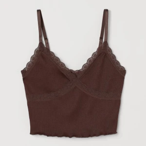 H&m topp - Fin topp från h&m säljs! Passar xxs-s men är storlek xs. Fråga på ifall ni har några frågor💕