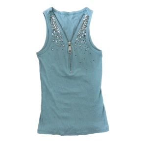 y2k topp med glitter  - real y2k vibe topp med glitter-stenar och dragkedja, köpt vintage men aldrig använd. Står stl S/M men passar även bra på mig som har xs, den är väldigt stretchiga 