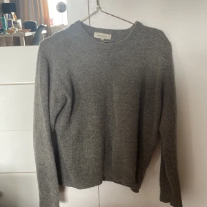 Stickad tröja  - Grå jättevarm stockad tröja från studio total, i stolek xl men passar mig perfekt som har S. Den sticks inte. Skriv vid intresse eller bild❤️