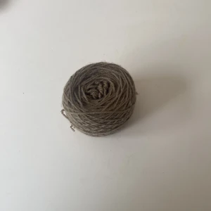 Brun-grått garn - Brun-grått garn. 50g 