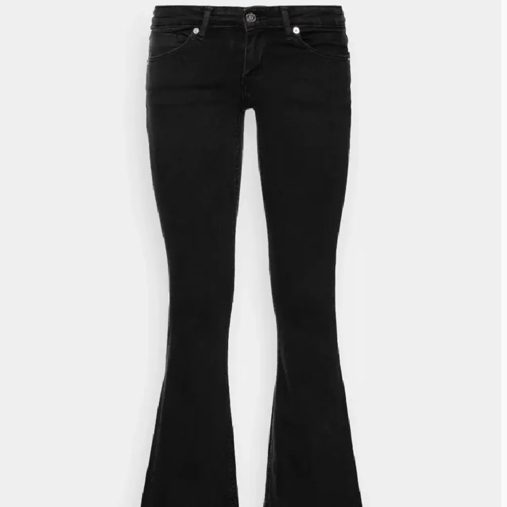 Säljer mina superfina lågmidjade jeans ifrån Only😍hör gärna av er vid frågor!. Jeans & Byxor.