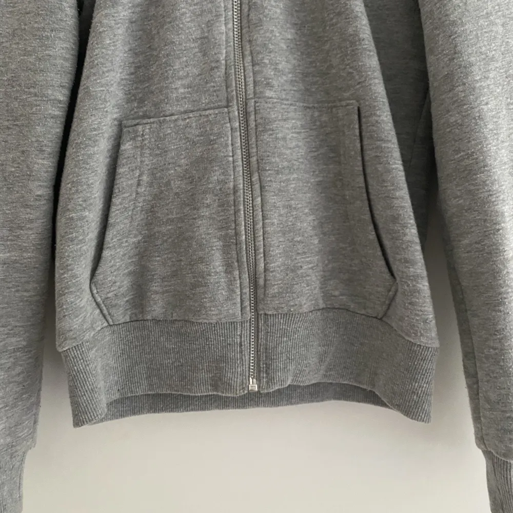 Säljer denna gråa hoodien med dragkedja från HM☺️endast använd ett fåtal gånger så är i mycket bra skick, storlek XS!!. Tröjor & Koftor.