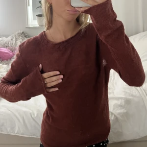 Stickad topp - Stickad tröja med öppen rygg från weekday. Säljer för den är för stor för mig.