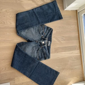 Lågmidjade bootcut jeans - Säjer dessa lågmidjade bootcut jeans från buggy. De är köpt begagnat men själv aldrig använt. De är i fint skick utan några defekter. Markerad large men passar medium skulle jag säga. Midjemått 66cm innebenslängd 75 cmPriset kan diskuteras ❤️❤️ inte köp nu