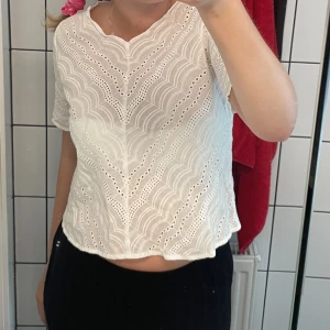 Vit topp - Jätte söt topp köpt på en second hand i paris och därav inget pris🫶🏼passar mig som är S-M men lite kort.