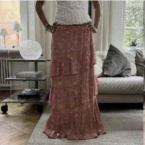 Långkjol - Ibiza  - Säljer min sååå fina långkjol med volanger, som är lite i Ibiza-klänning temat. använd ungefär tre fyra gånger i sommar 🫶 passar mig som är 172 till marken om man har den lågmidjat. Verkligen så fin! 💞