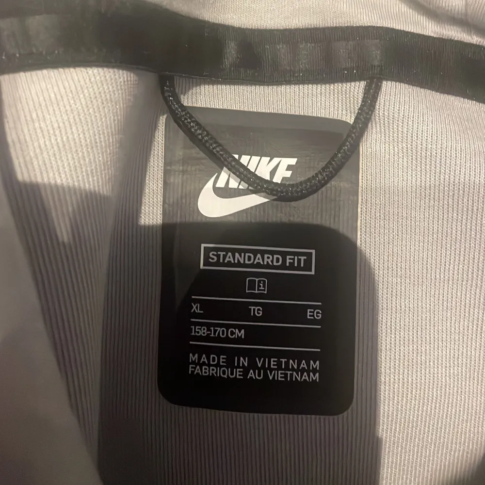 Släjer min snygga Nike tech fleece eftersom den blivit för liten. Mycket bra skick!. Hoodies.