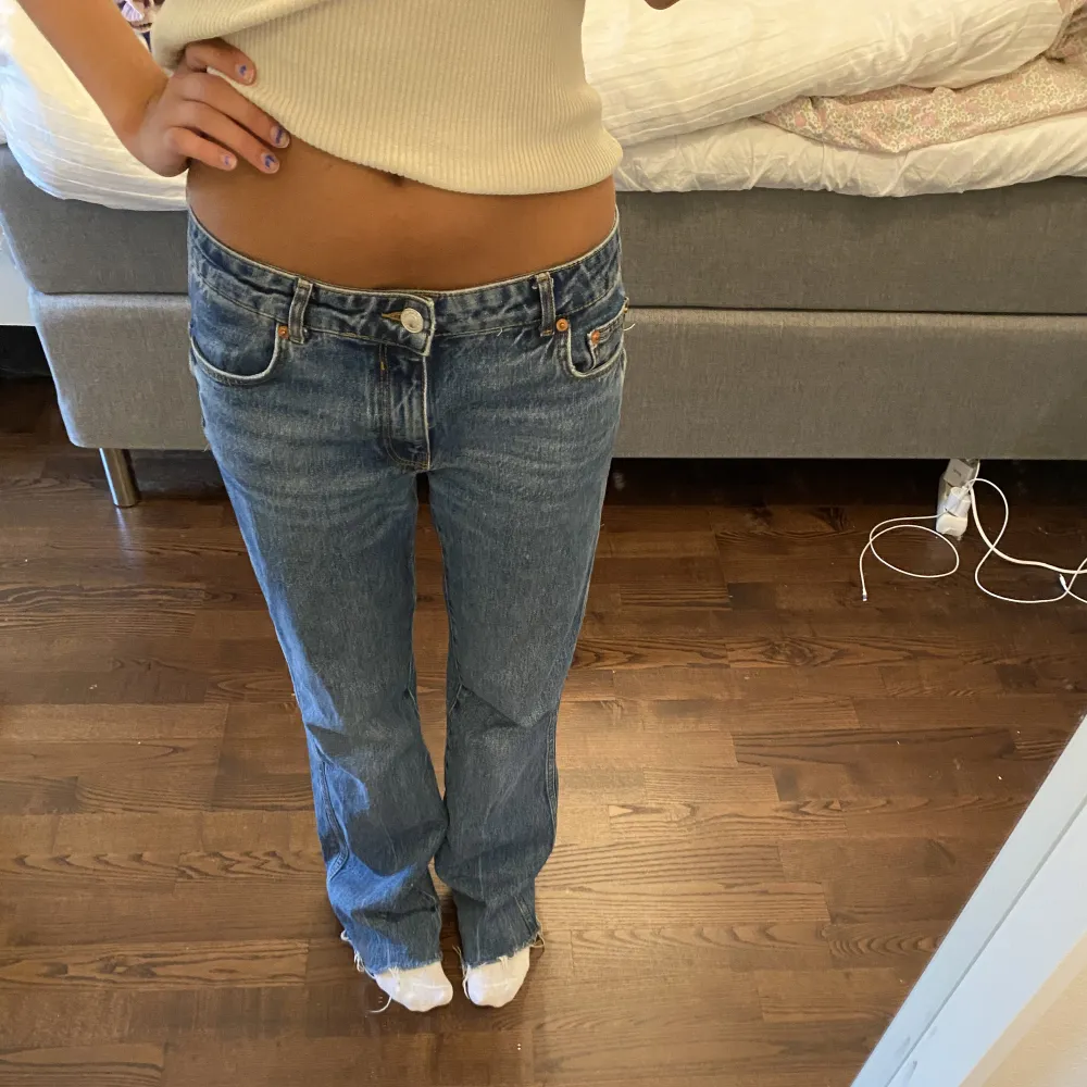 Säljer dessa snygga jeans ifrån zara🙏🏽 Midjemått: ca 75 cm💕 Innerbenslängd: ca 81 cm 💕 Jag är 166 cm!!✊Köp gärna genom ” köp nu”. Jeans & Byxor.