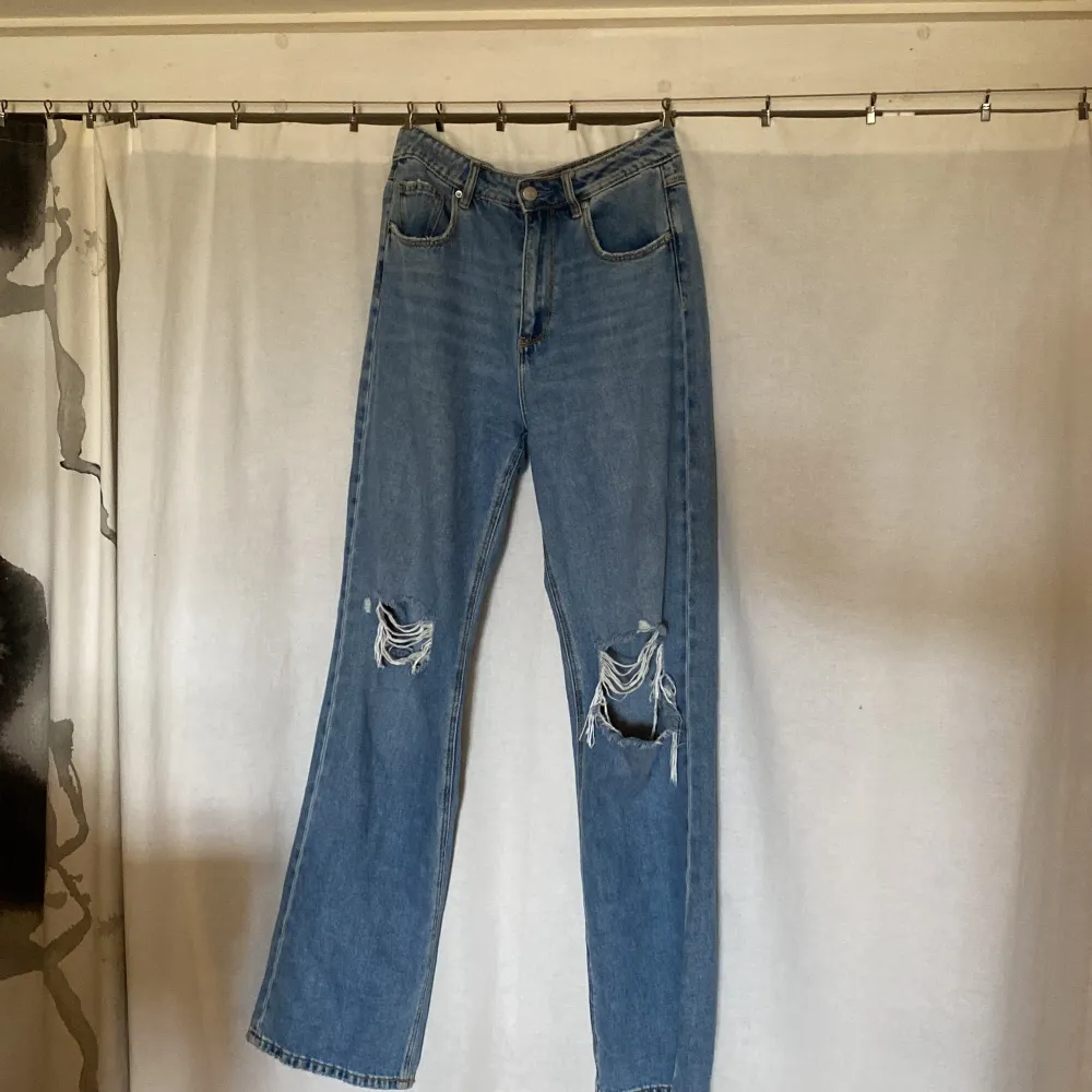 Säljer dessa snygga jeans från veromoda🤍använda några gånger men i bra skick!. Jeans & Byxor.