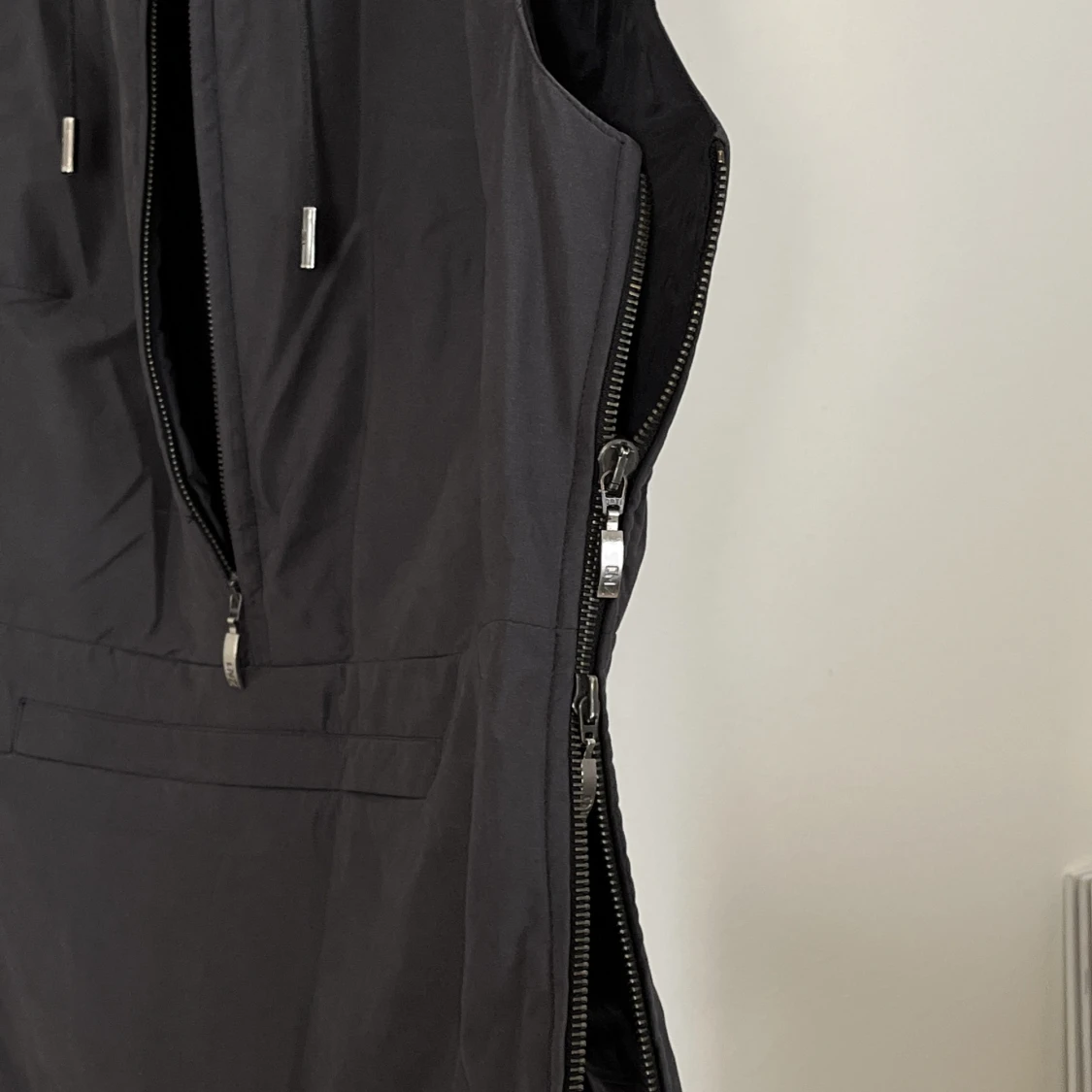 Mörkgrå väst i y2k stil - 91