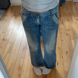 Lågmidjade only jeans - Lågmidjade jeans från Only. Ursnygg blå färg med originella fickor. För referens är jag 177 cm. Köpt för 499 kr.