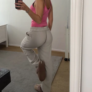 Linnebyxor  - Linnebyxor från Hm. Toppen skick. Tyvär för stora för mig ❤️ som bär Xs-xxs. Dessa är större i storleken passar någon runt S-M. Skit snygga och dunder passform 🙏🏻dom är i en grå/beige färg .