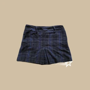 Söt kjol  - Söt rutig kjol från esprit i st 40!💗 Väldigt fint skick och inga defekter, passar perfekt nu till sommaren med en skjorta! Skriv vid frågor, köpare står för frakt🫶 Midja 45x2 längd ca 44 cm‼️